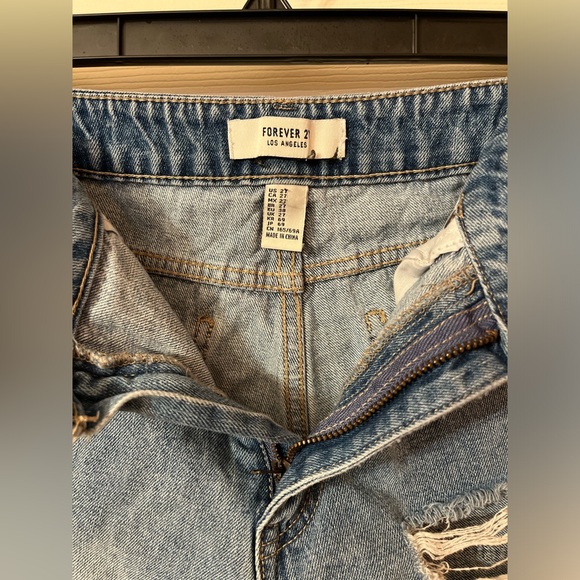 Women’s Forever 21 Ripped Light Denim Shorts - Picture 6 of 8